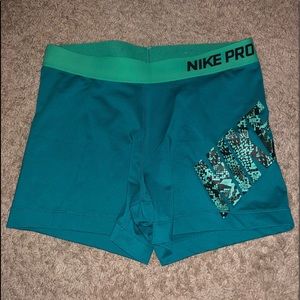 Children’s Nike pro shorts size Large